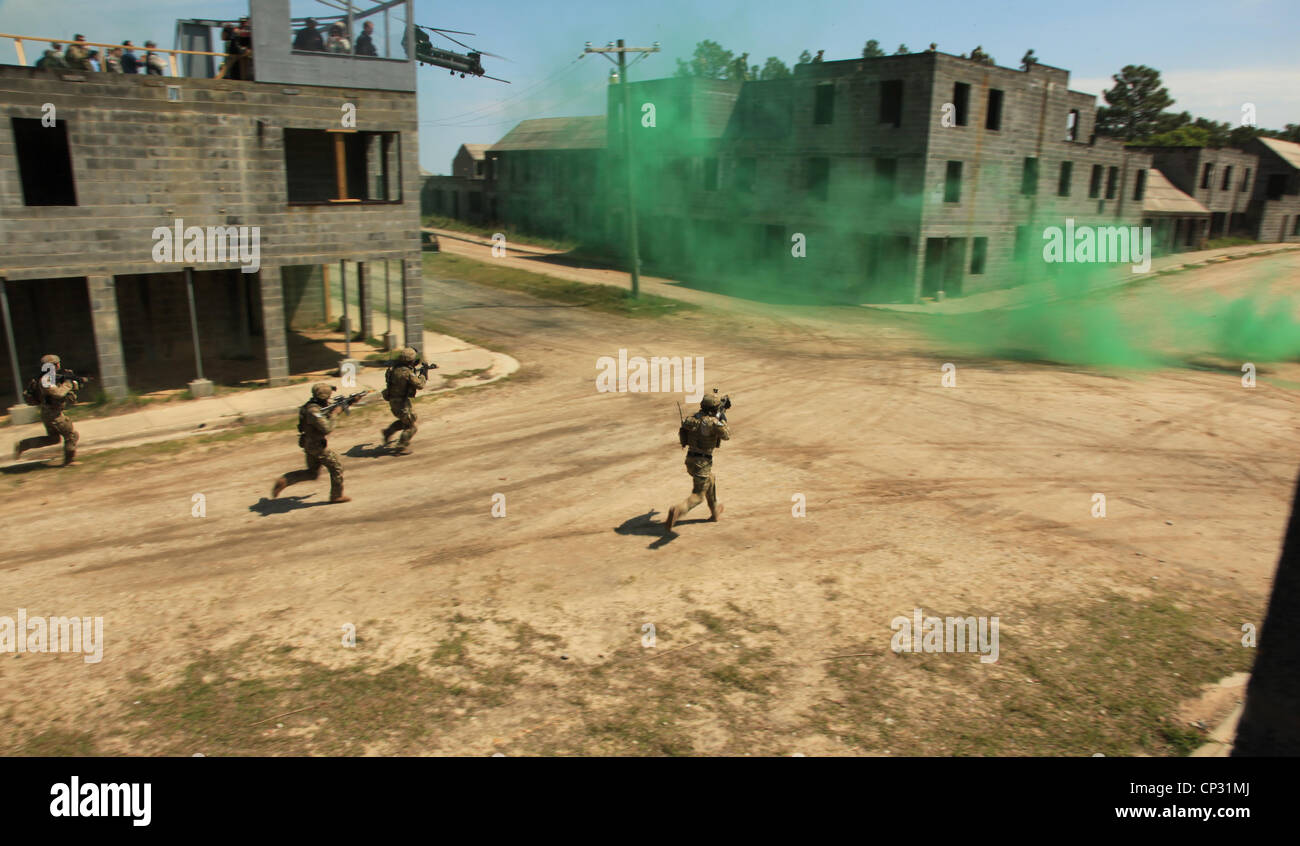 Noi forze per le operazioni speciali durante una messa in scena firefight dimostrando la gamma della US Army Special Operations funzionalità Aprile 25, 2012 a Fort Bragg, N.C. Foto Stock