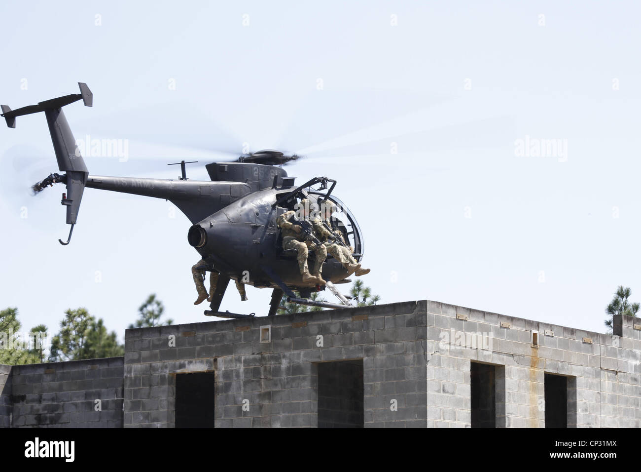 Noi forze per le operazioni speciali durante una messa in scena firefight dimostrando la gamma della US Army Special Operations funzionalità Aprile 25, 2012 a Fort Bragg, N.C. Foto Stock