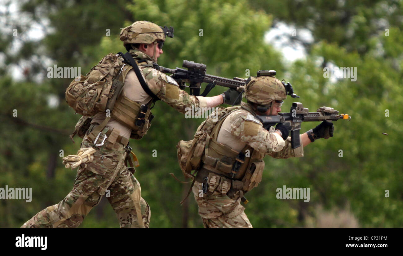 Noi forze per le operazioni speciali durante una messa in scena firefight dimostrando la gamma della US Army Special Operations funzionalità Aprile 25, 2012 a Fort Bragg, N.C. Foto Stock