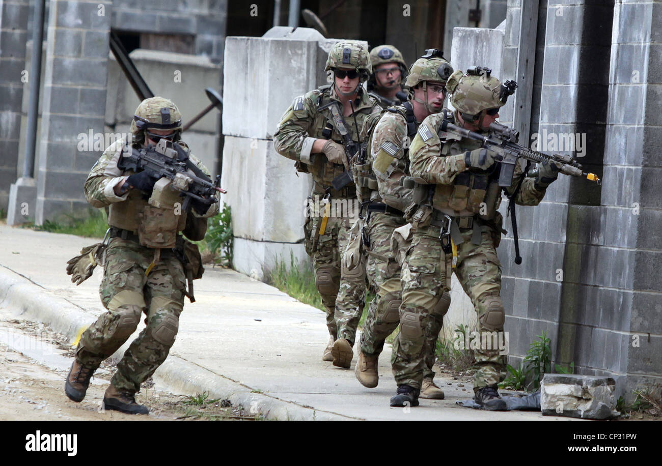 Noi forze per le operazioni speciali durante una messa in scena firefight dimostrando la gamma della US Army Special Operations funzionalità Aprile 25, 2012 a Fort Bragg, N.C. Foto Stock