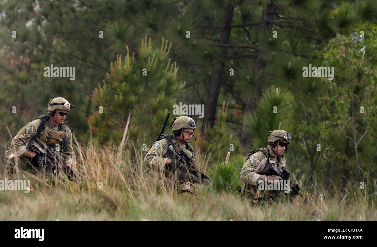 Noi forze per le operazioni speciali durante una messa in scena firefight dimostrando la gamma della US Army Special Operations funzionalità Aprile 25, 2012 a Fort Bragg, N.C. Foto Stock
