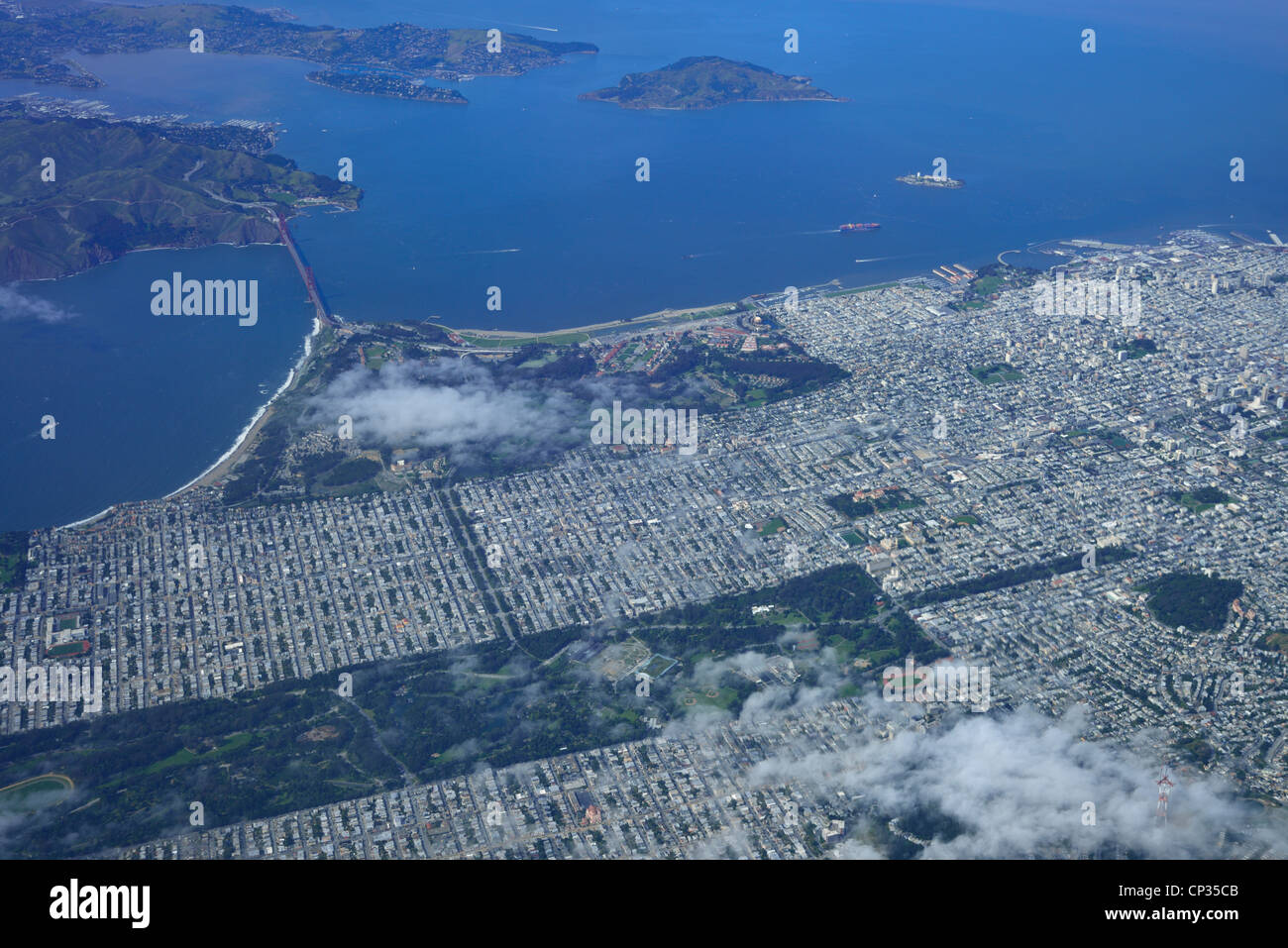 Il Marin Headlands, Sausalito, il Golden Gate Bridge e Presidio, Isola di Alcatraz e il centro cittadino di San Francisco dall'aria, San Francisco CA Foto Stock