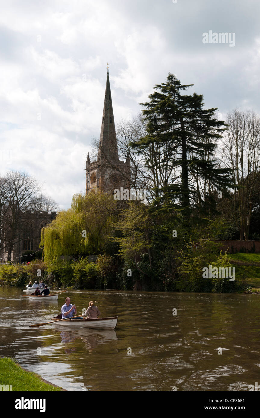 Chiesa della Santa Trinità e il fiume Avon con persone di canottaggio Foto Stock
