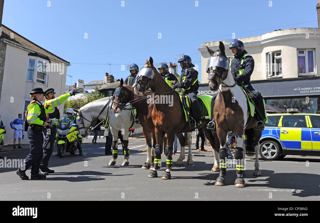 Polizia a Cavallo per mantenere la legge e l'ordine a marzo per Inghilterra evento mediante l'EDL in Brighton Regno Unito Foto Stock