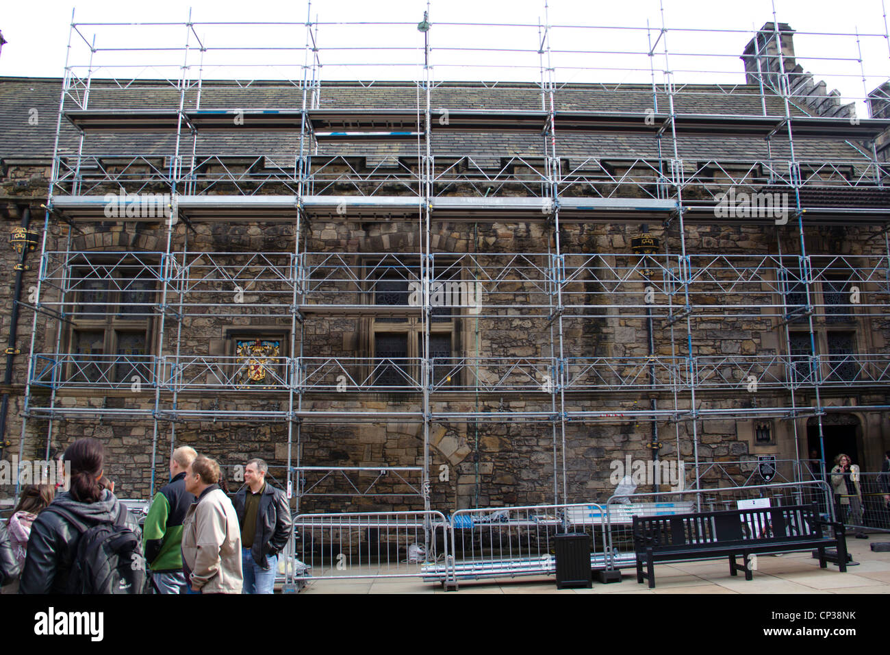 Ponteggio all'interno del Castello di Edimburgo. La riparazione e la manutenzione di tali monumenti storici è una base continua Foto Stock