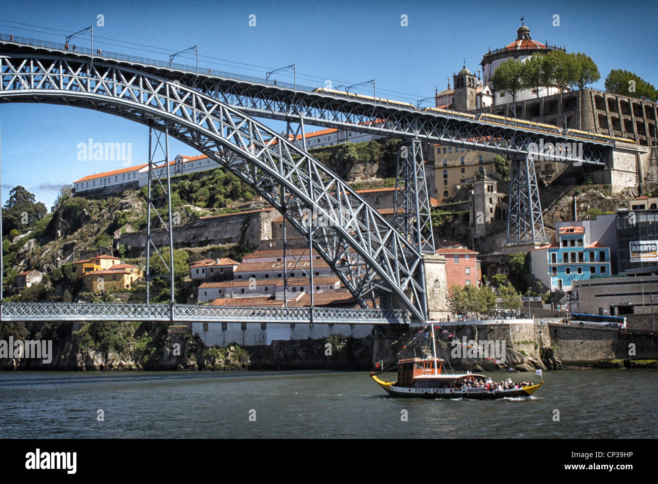 Vista della zona della Ribeira, patrimonio mondiale, nella città di Oporto, Portogallo. Inoltre tipica imbarcazione che utilizza per il trasporto del vino di Porto barre Foto Stock