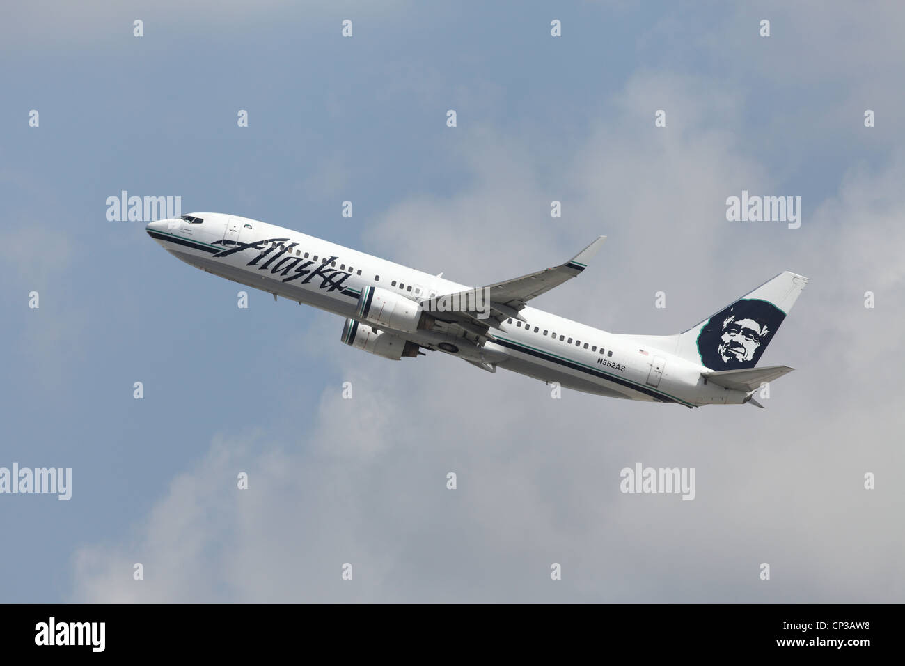 LOS ANGELES, CALIFORNIA - 27 Aprile 2012 - Un Alaska Airlines Boeing 737-890 decolla dall'Aeroporto di Los Angeles Foto Stock