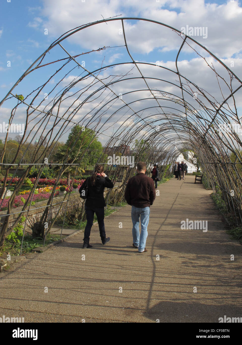 I turisti in visita a Kensington Palace Gardens a Londra, Regno Unito Foto Stock
