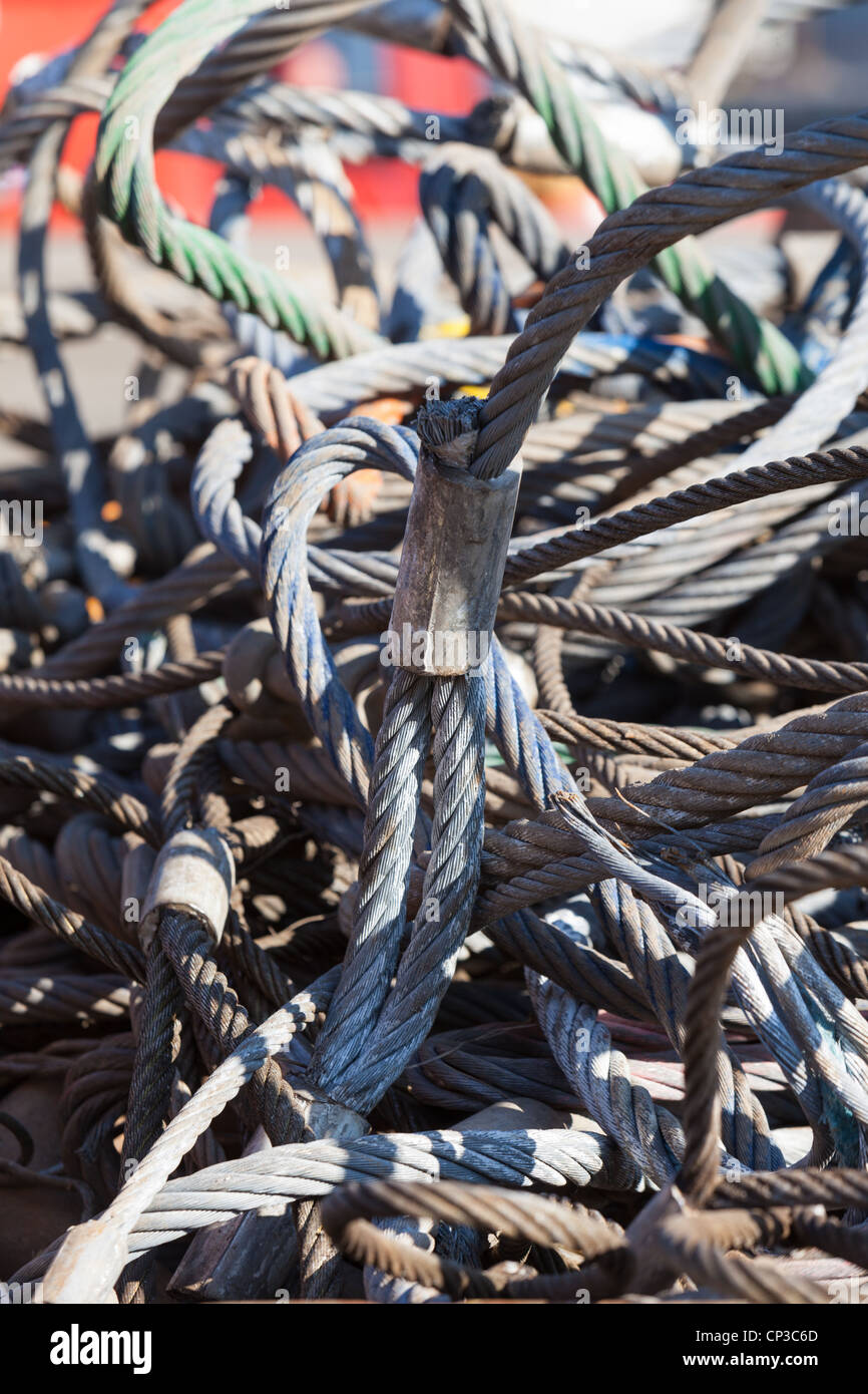 Rottami di metallo funi di acciaio cime di cavi in saltare bin docks Montrose Regno Unito Foto Stock