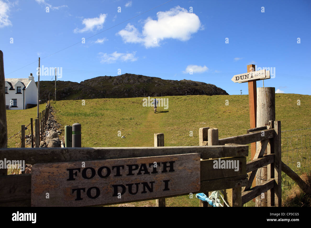 Partenza a piedi il percorso a piedi per la connessione DUN I, il punto più alto ( 100m) a Iona nelle Ebridi Interne di Scozia Foto Stock
