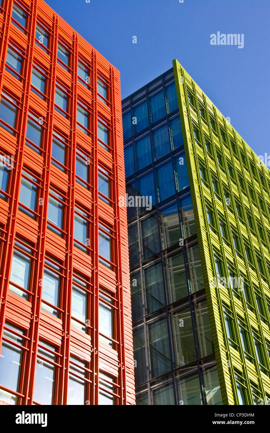 Central St Giles vivid luminose colorate uso misto di sviluppo da parte di Renzo Piano St Giles High Street Londra Inghilterra Europa Foto Stock