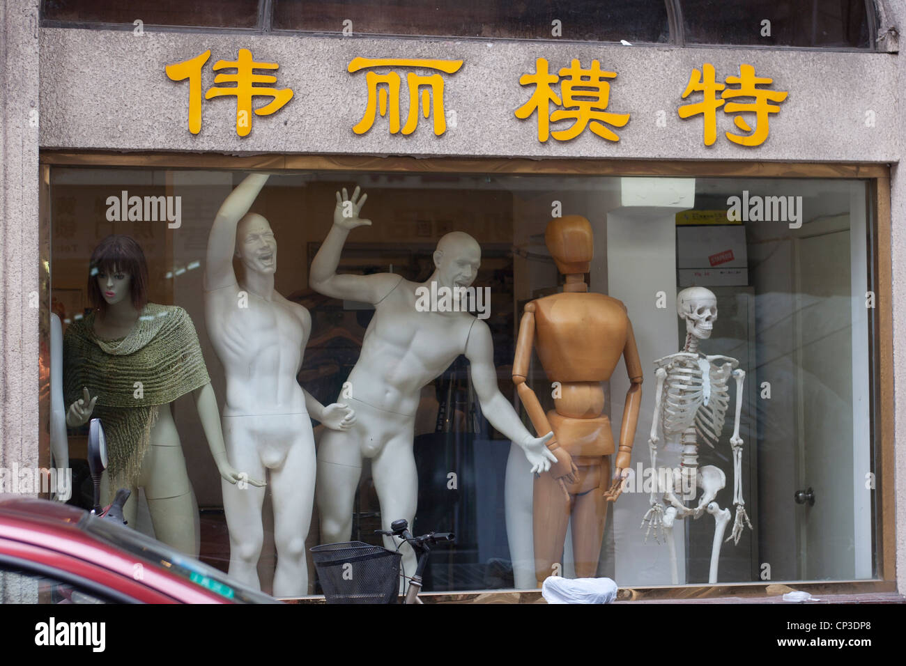 Manichino, lo scheletro e artisti modello di negozio, Shanghai, Cina. Foto Stock