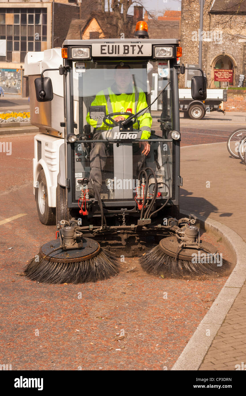 Biffa servizi di gestione dei rifiuti su una macchina roadsweeping spazzare le strade vicino al cordolo in Norwich , Norfolk , Inghilterra , Regno Unito Foto Stock