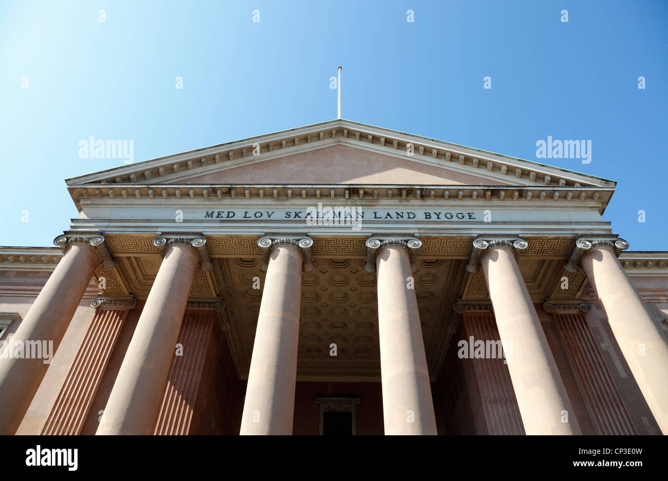 L'ingresso alla città di Copenhagen Corte edificio in stile neo-classico a Nytorv a Copenhagen, Danimarca Foto Stock