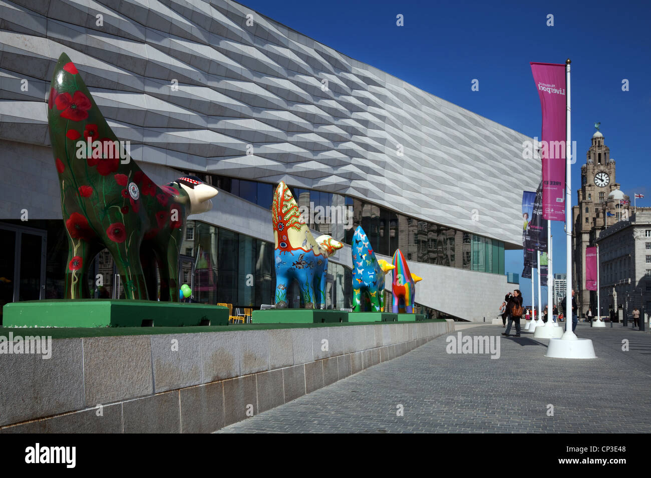 L'ingresso per il nuovo Museo di Liverpool e Lambanana statua sul lungomare, Liverpool, Merseyside, Regno Unito Foto Stock
