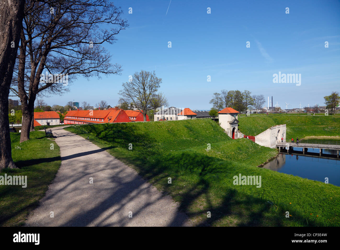 Vista da uno dei bastioni oltre il fossato e ingresso alla cittadella Kastellet a Copenhagen, in Danimarca. Foto Stock