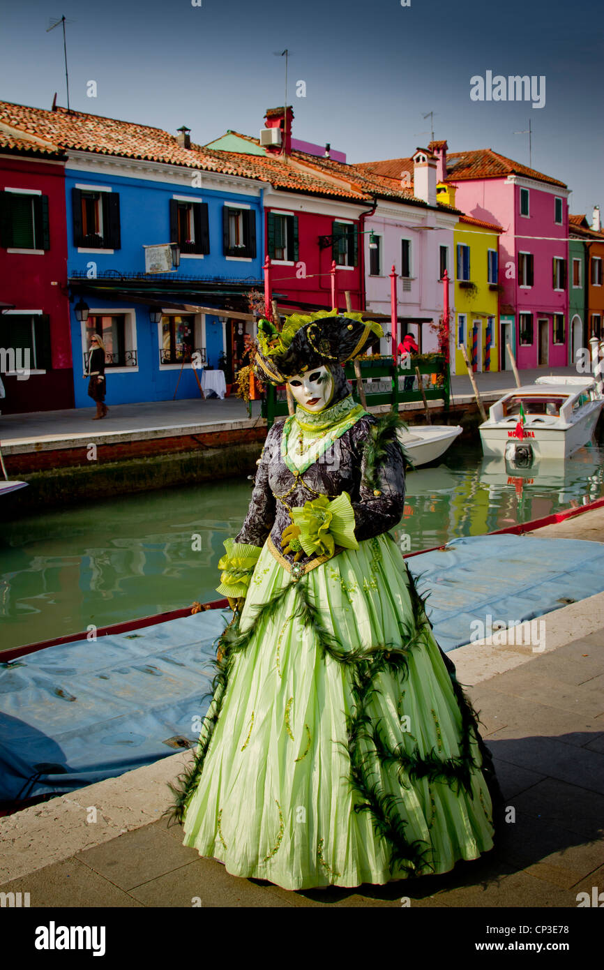 Persone in maschera travestimento di carnevale. Isola di Burano. Venezia, Italia. Foto Stock