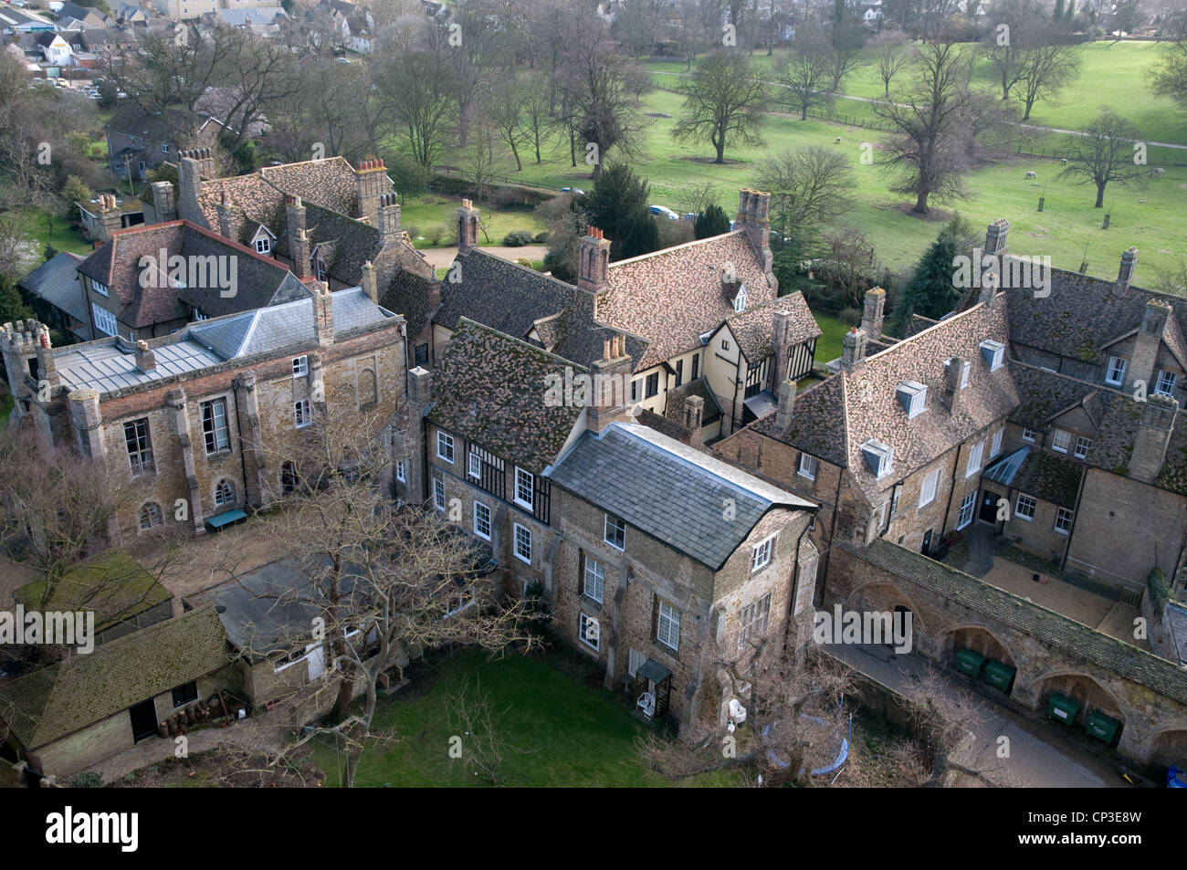 Edifici monastici e coro casa visto dalla lanterna della Cattedrale di Ely Cambridgeshire Inghilterra Foto Stock