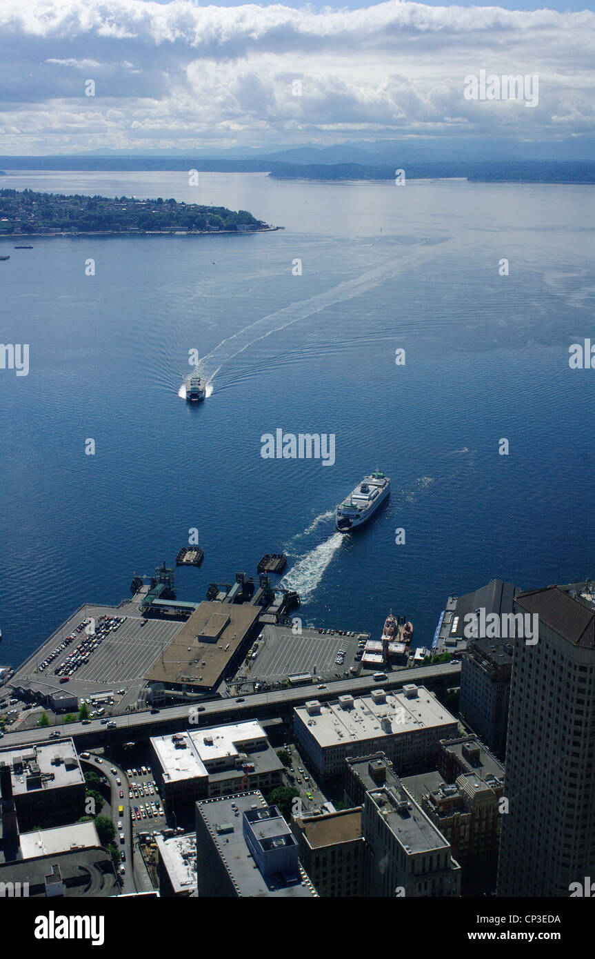 Due i traghetti arrivano e partono dal Seattle Downtown area en route di Bainbridge Island, nello Stato di Washington. Foto Stock