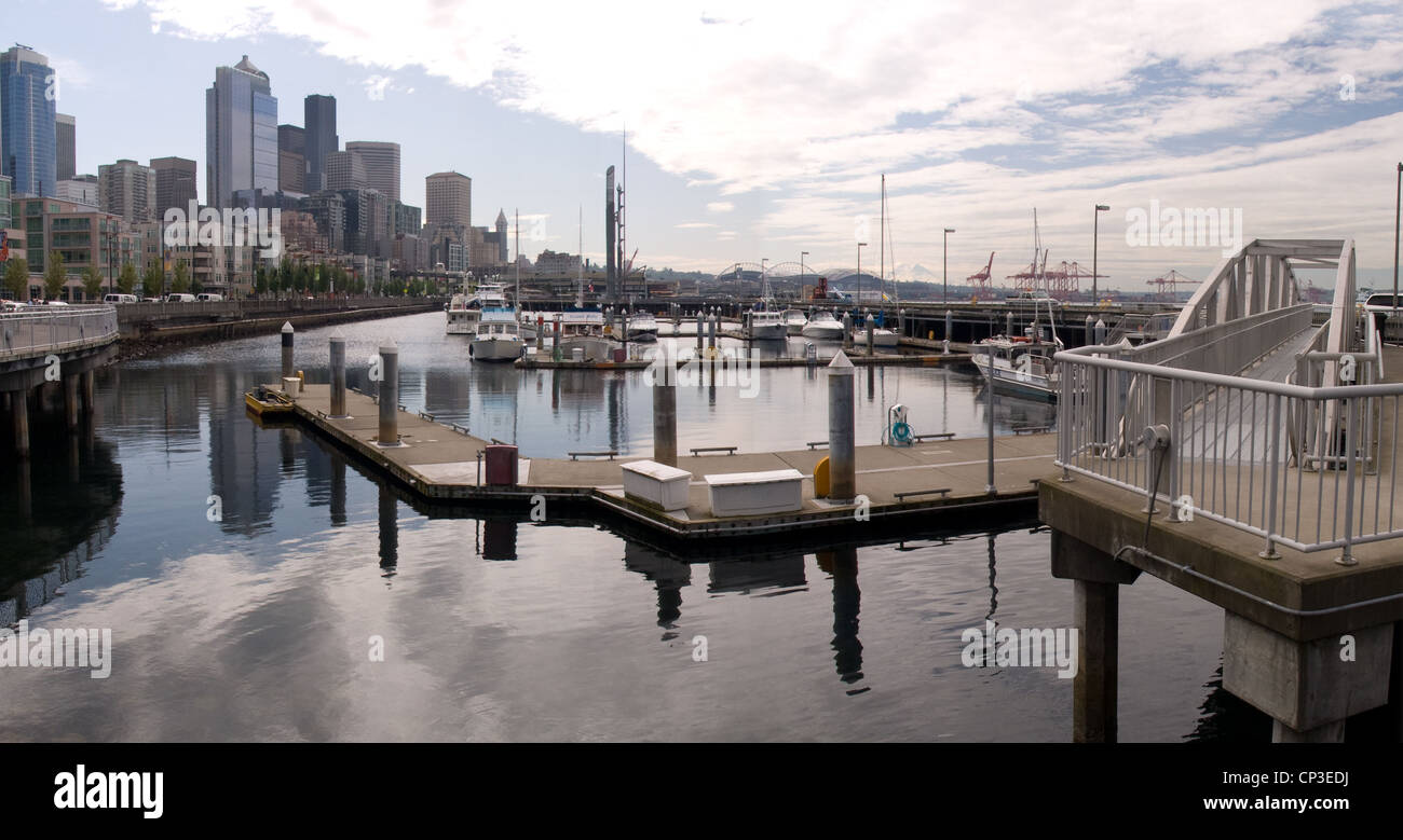 Una vista panoramica di Seattle, Stati Uniti di Washington Skyline con passaggi pedonali, dock, barche e una veduta del porto di Seattle. Foto Stock