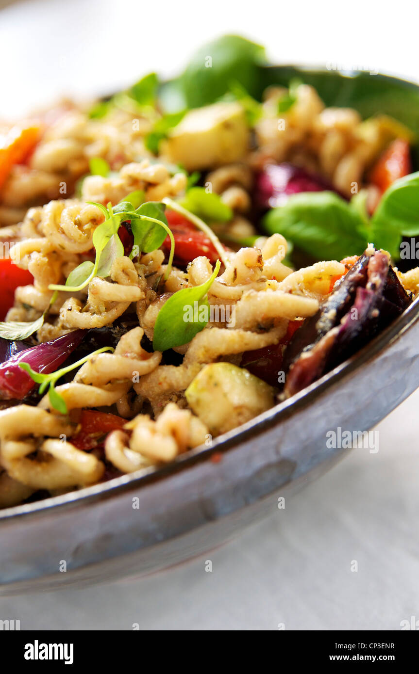 Tutto il grano pasta spirali con stir fried ratatouille di verdure. Foto Stock