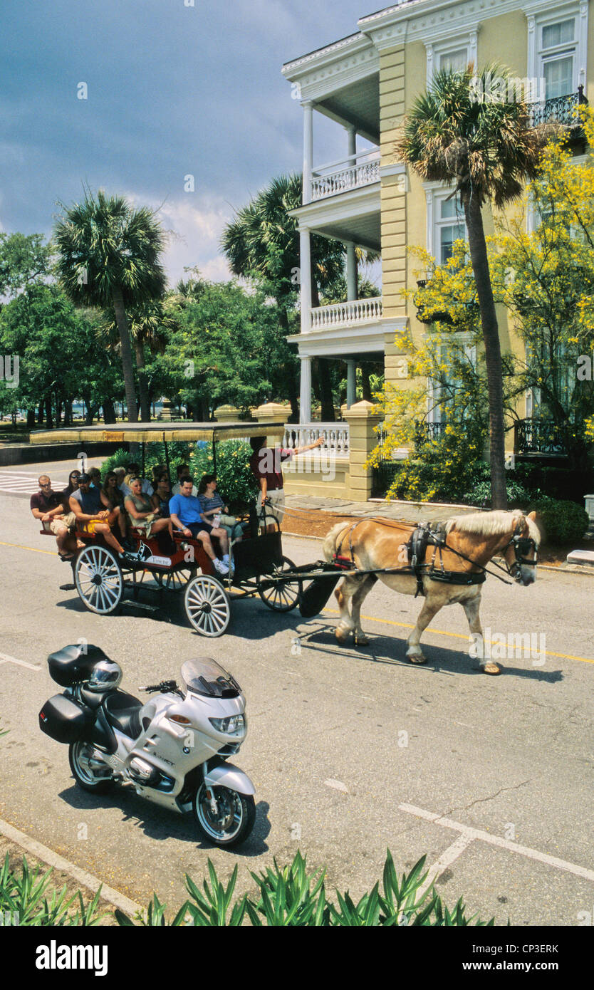 Una fine del modello di motocicletta BMW è contrastato da un cavallo-disegnare il carrello sulla batteria nel centro cittadino di Charleston, Carolina del Sud degli Stati Uniti. Foto Stock