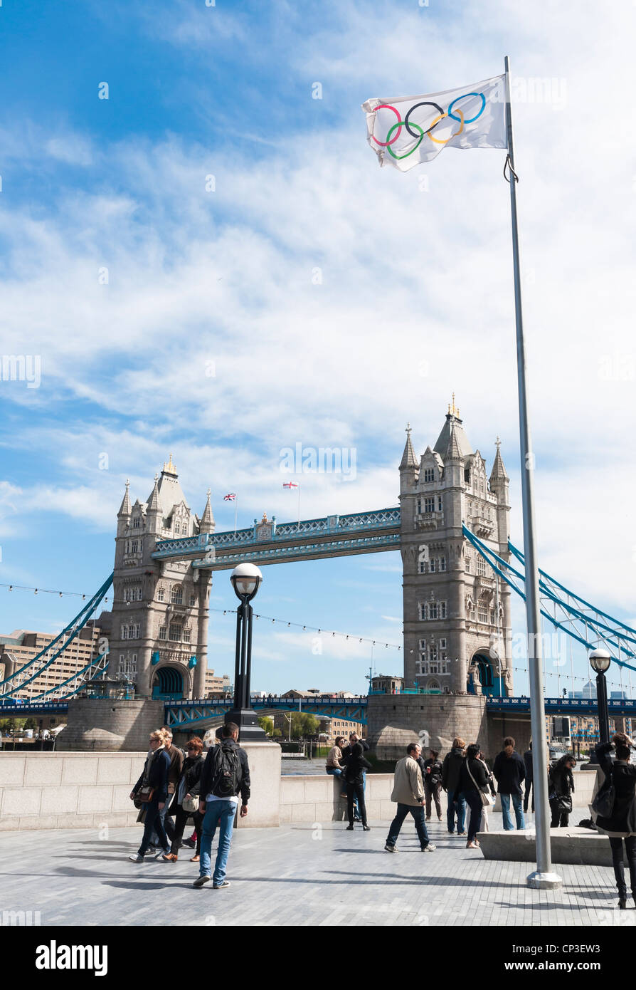 LONDON, Regno Unito - 30 aprile: bandiera olimpica con il Tower Bridge in background. Aprile 30, 2012 a Londra. Londra ospiterà il 2012 Oly Foto Stock