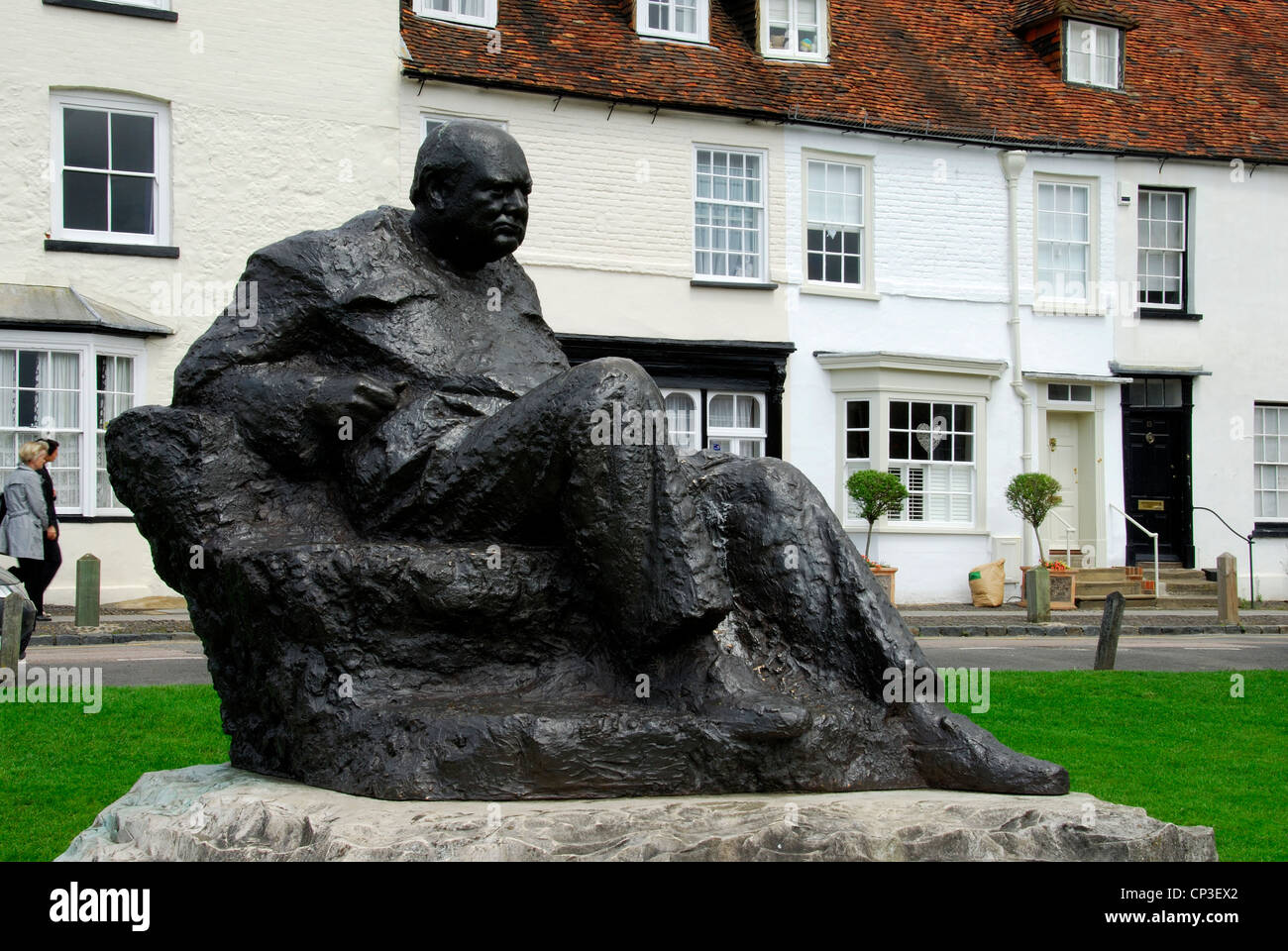 La statua di Sir Winston Churchill da Oscar Nemon. Su Westerham verde, Kent. Foto Stock