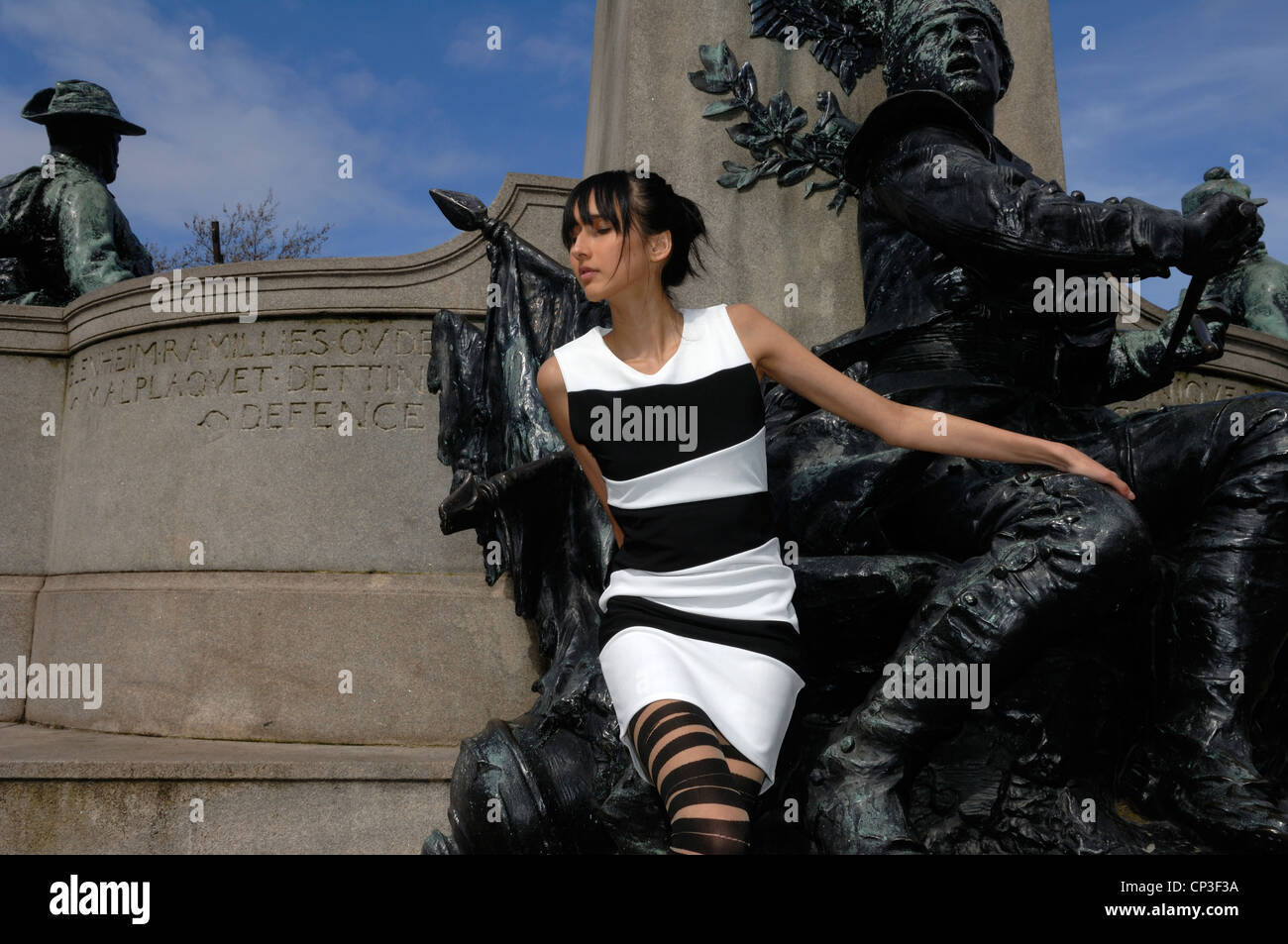 Moda modello 'Kittiwara' in un Keri Bodycon monocromatico a contrasto abito da New York Servizio Lavanderia Foto Stock