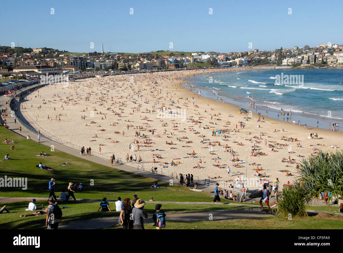 Vista di Bondi Beach Sydney's premier surf e tempo libero sulla spiaggia di una intensa giornata d'estate. Sydney, Australia Foto Stock