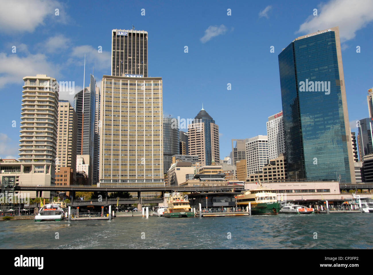 Vista del centro di Sydney a partire da un porto traghetti, Sydney, Australia Foto Stock