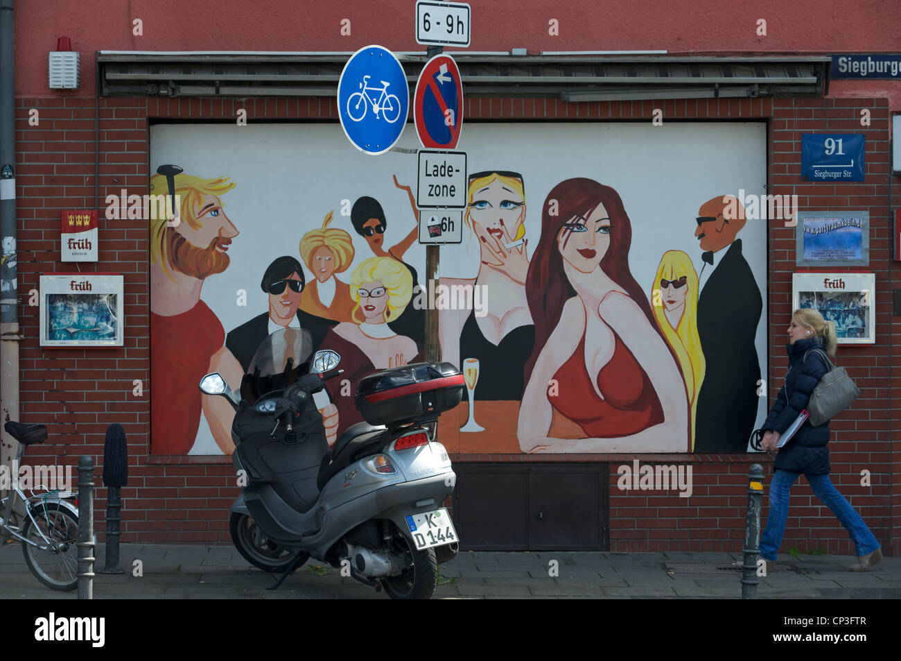 Murale dipinto sul lato di un nightclub, Colonia, Germania. Foto Stock