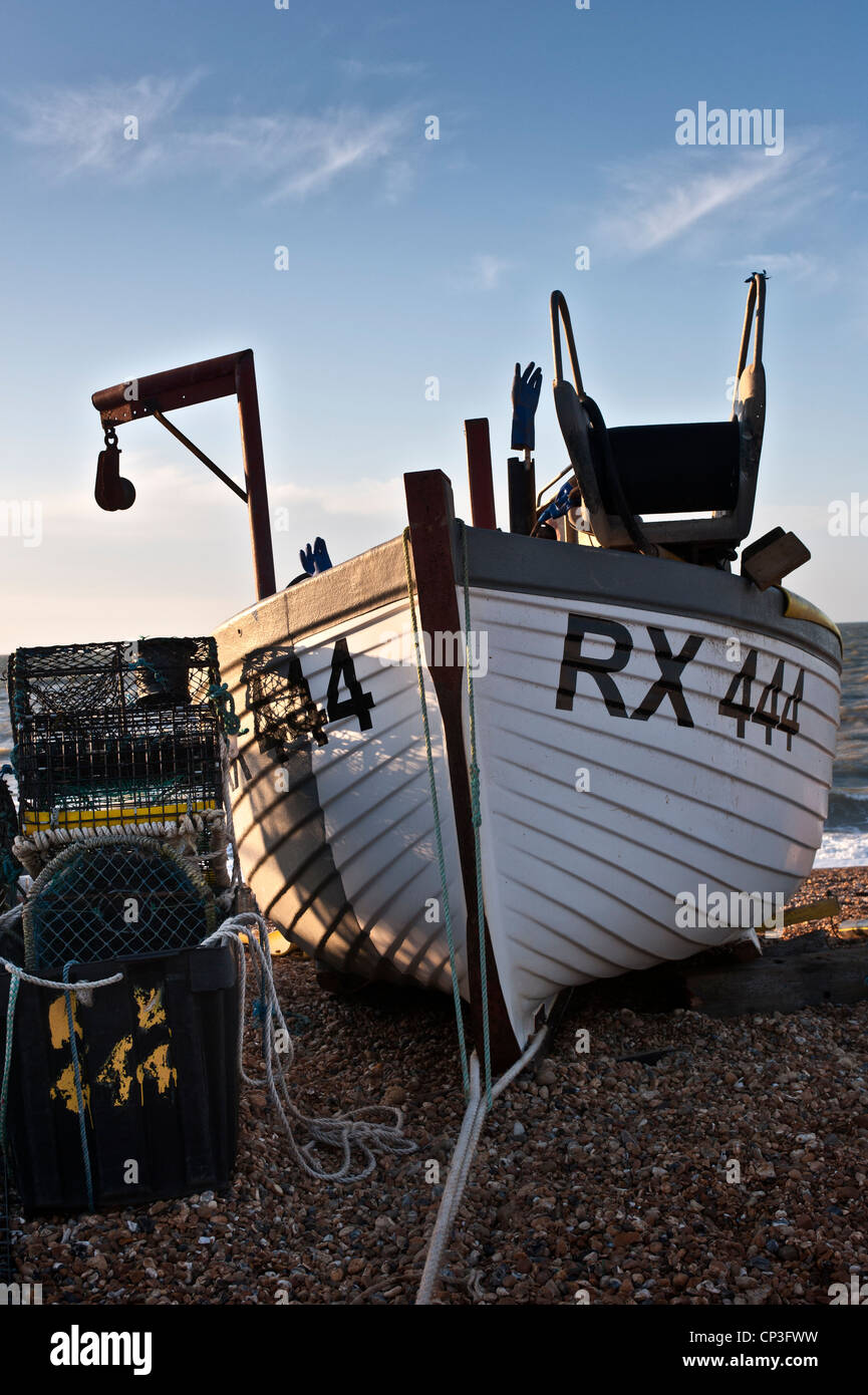 EASTBOURNE, EAST SUSSEX, Regno Unito - 30 APRILE 2012: Barche da pesca sulla spiaggia Foto Stock