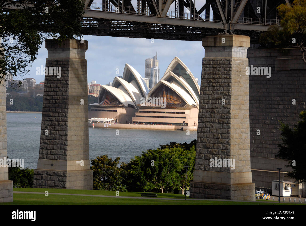 Vista di Sydney Opera House attraverso il Sydney Harbour Bridge da Milson punto, Sydney, Australia Foto Stock