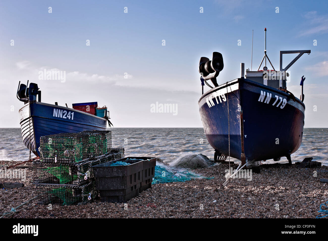 EASTBOURNE, EAST SUSSEX, Regno Unito - 30 APRILE 2012: Barche da pesca sulla spiaggia Foto Stock