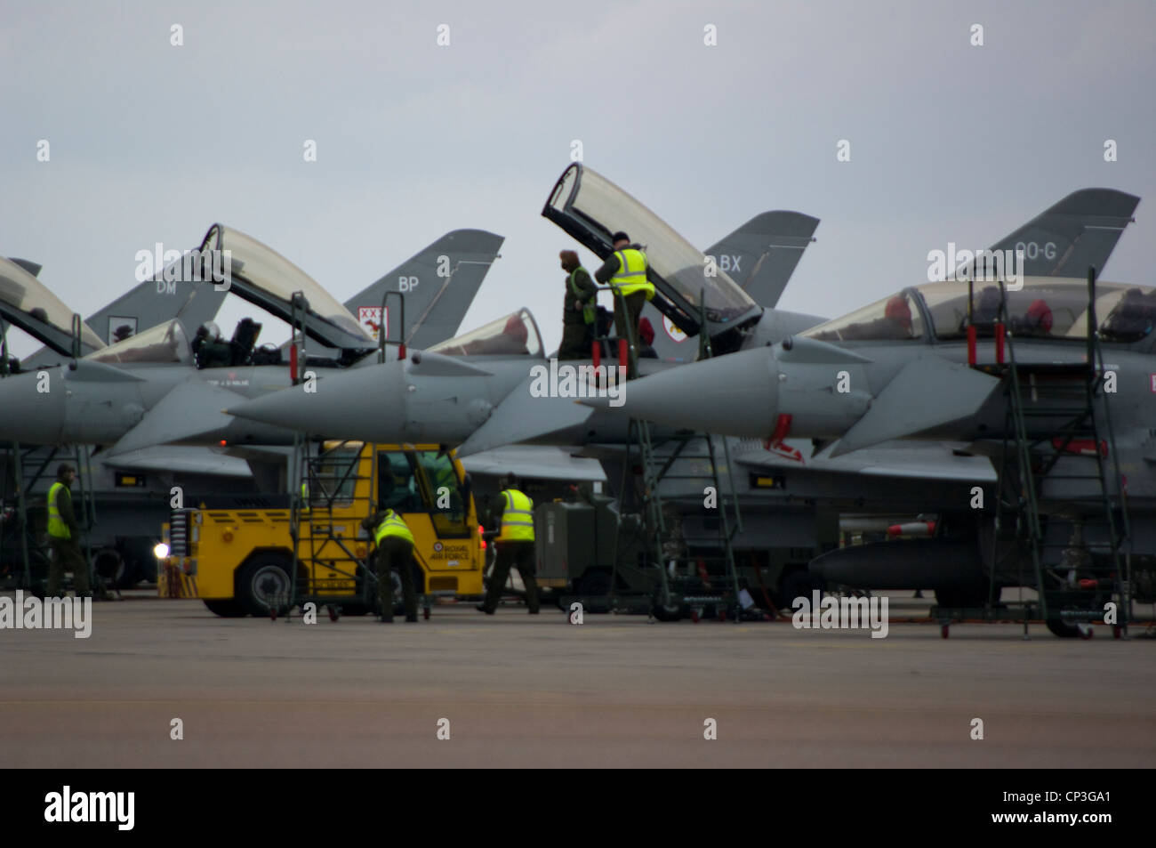 Personale di terra preparare RAF Eurofighter Typhoon aeromobili militari Foto Stock