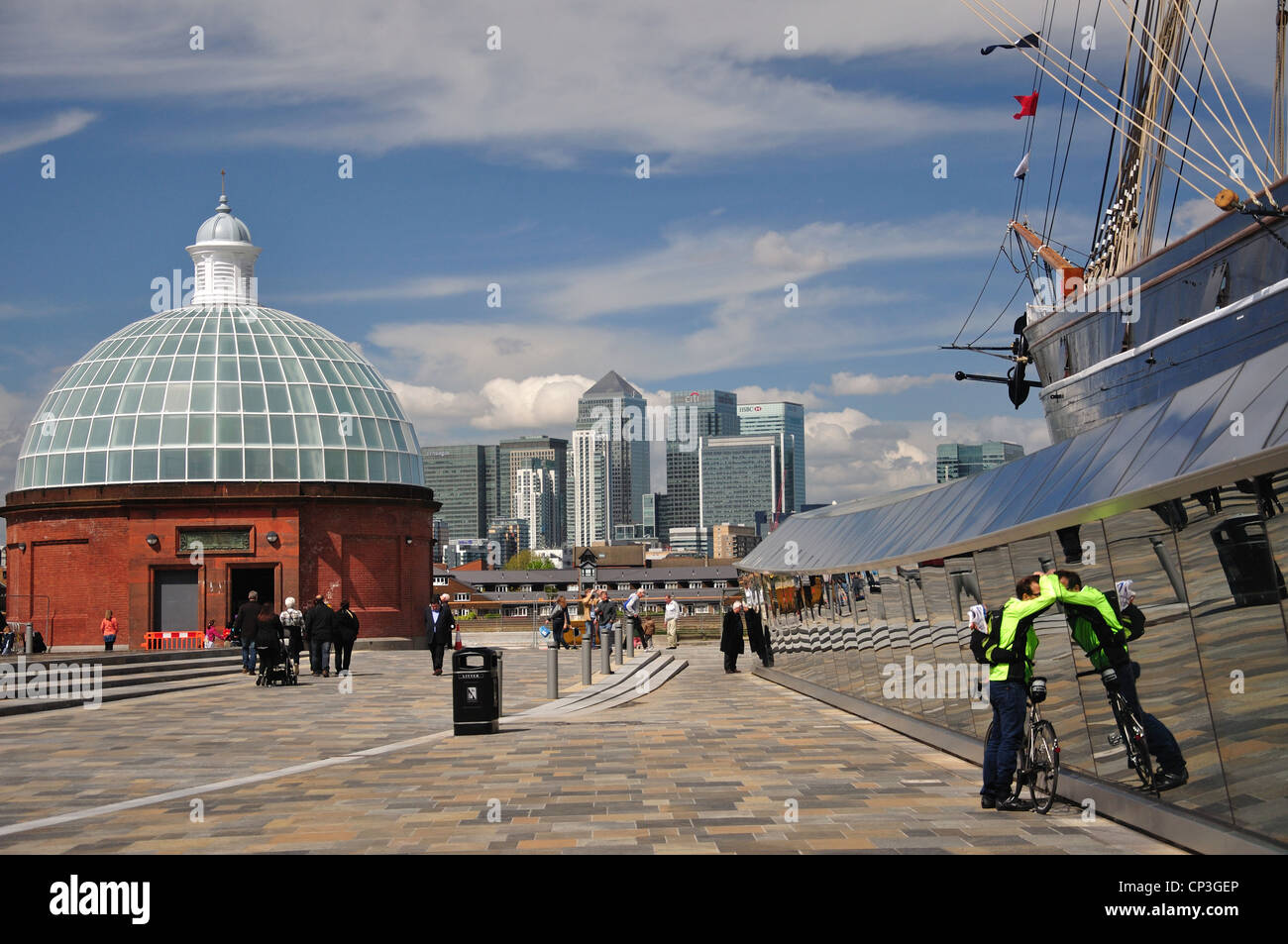 "Cutty Sark" Clipper Ship con Canary Wharf in distanza, Greenwich, London Borough of Greenwich, London, England, Regno Unito Foto Stock