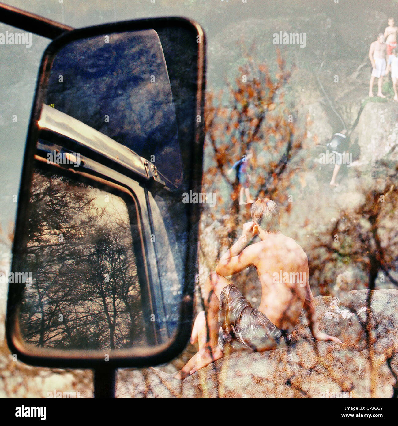 Esposizione multipla di carrello specchietto retrovisore, autunno i rami degli alberi e un uomo guardando i bambini salendo alcune rocce in una foresta. Foto Stock