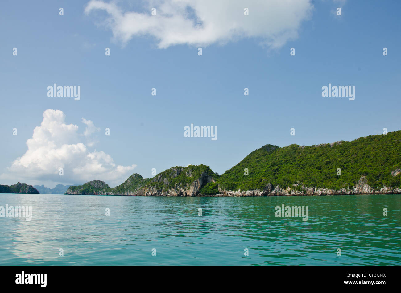 Colore verde brillante isola in mezzo al mare in Thailandia Foto Stock