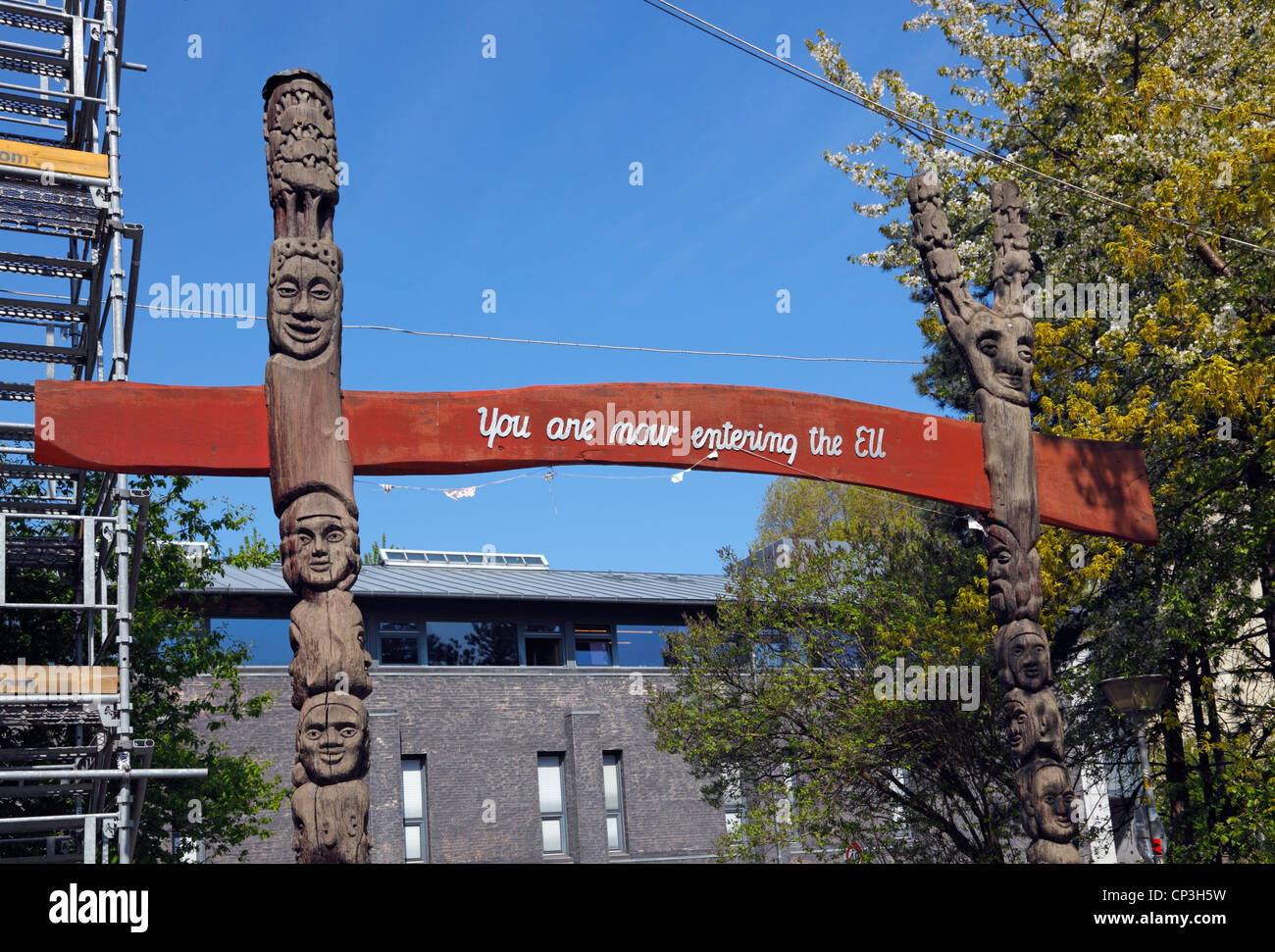 Porta di uscita da freetown Christiania al resto di Copenhagen, mostrando il segno "ora si entra nell'Unione europea". Foto Stock