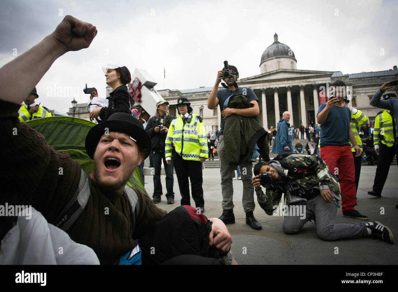 I dimostranti si riuniscono in Trafalgar Square durante il giorno di maggio celebrazioni a Londra, 01 maggio 2012. Foto Stock