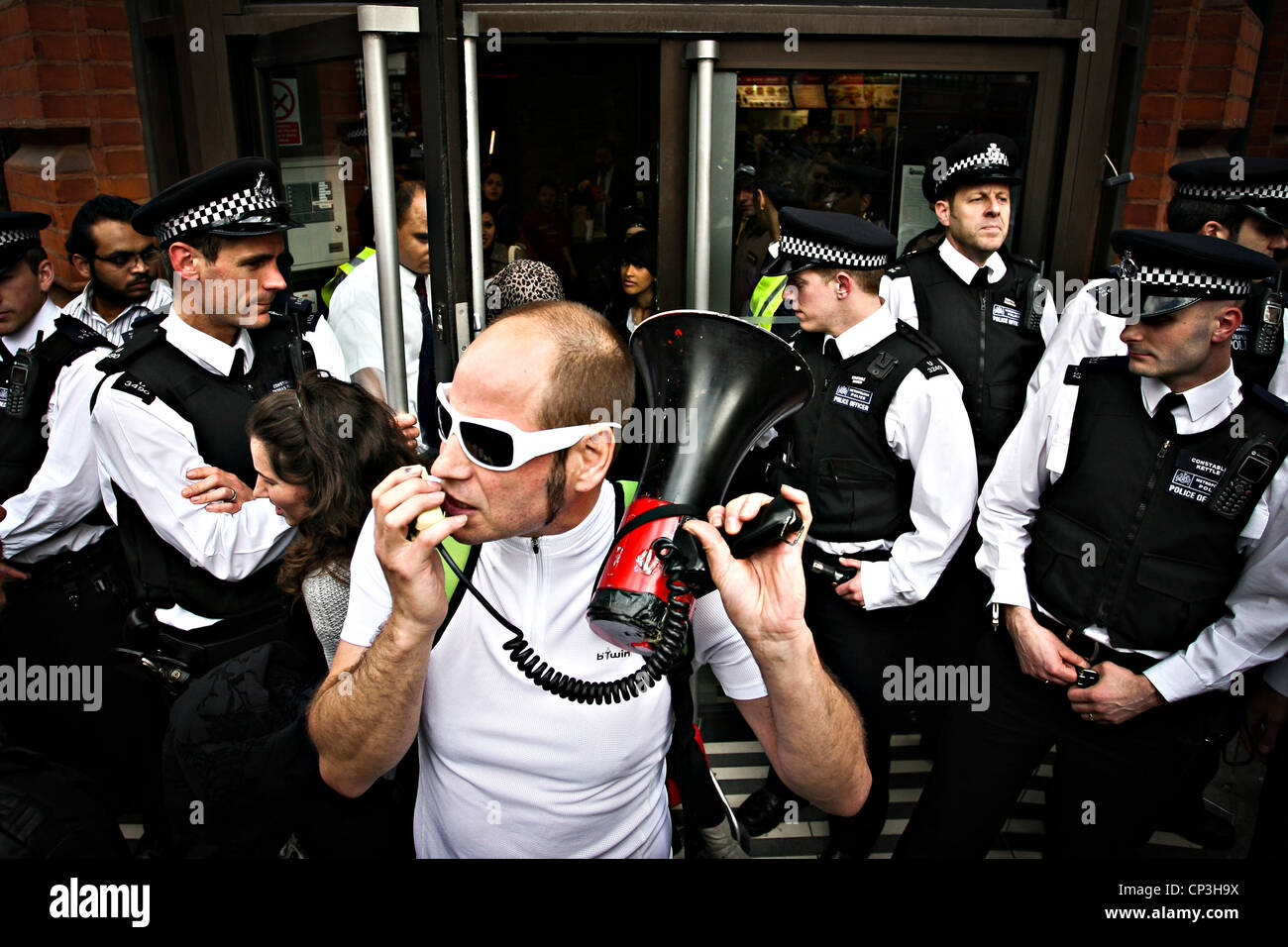 I manifestanti dal "Occupare Londra' movimento, raccolte durante un rally al marchio può giorno nel centro di Londra, 01 maggio 2012 Foto Stock