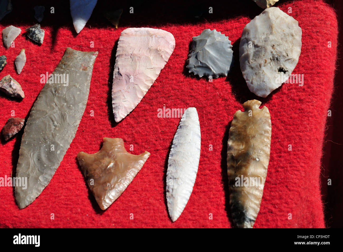  Tiro al bersaglio dal 03 al 07.10.2023 Stone-lancia-punti-punte-di-frecce-e-coltelli-sul-display-all-annuale-di-ormond-beach-native-american-festival-cp3hdt