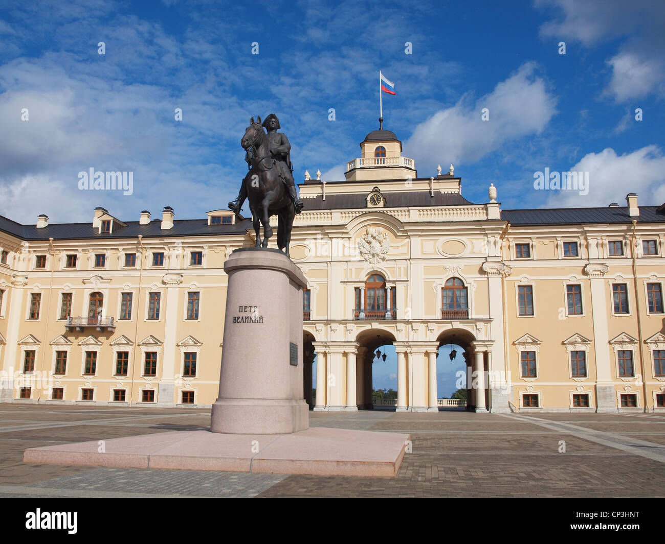 Un monumento di Pietro il Grande di fronte al palazzo di Costantino a Strelna, San Pietroburgo, Russia Foto Stock