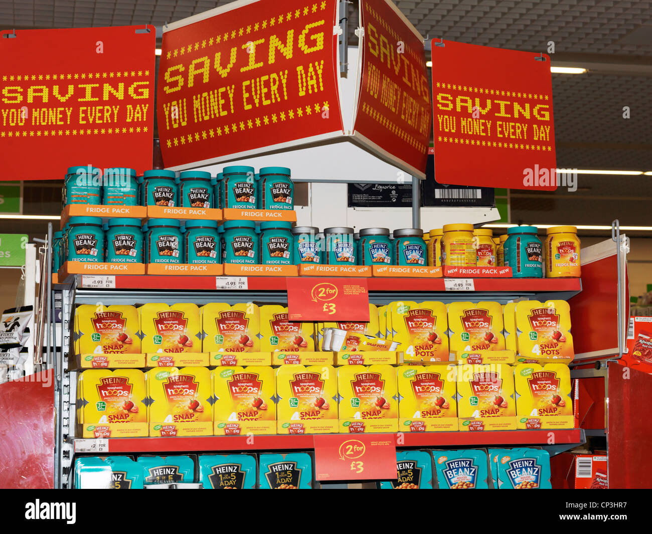Fagioli cotti sul punto di vendita display in un supermercato Surrey in Inghilterra Foto Stock