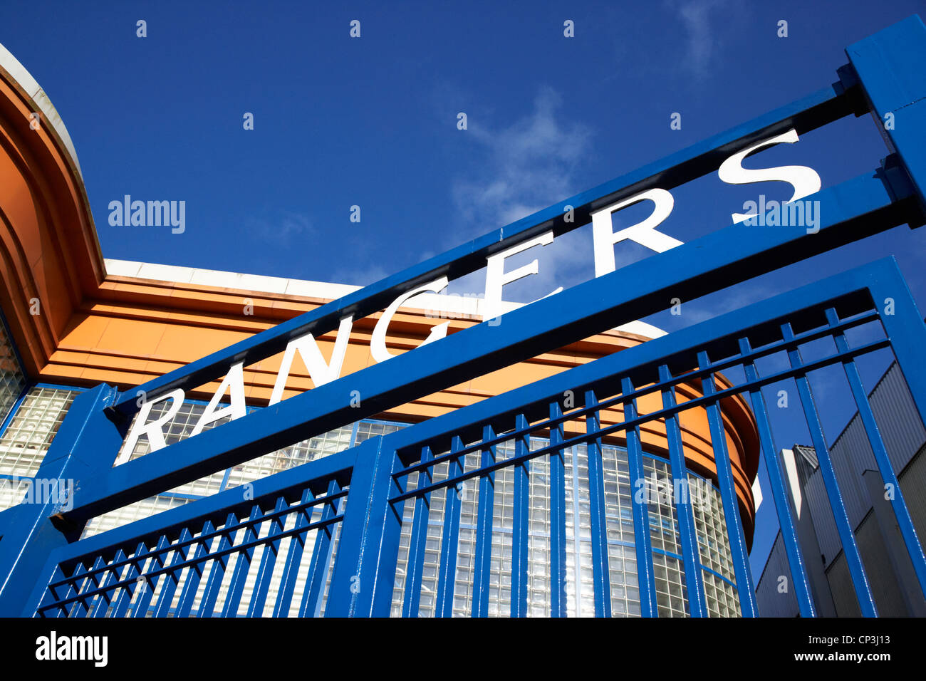 Ibrox stadium home terra a Glasgow Rangers FC sotto il cielo blu Glasgow Scozia Scotland Foto Stock