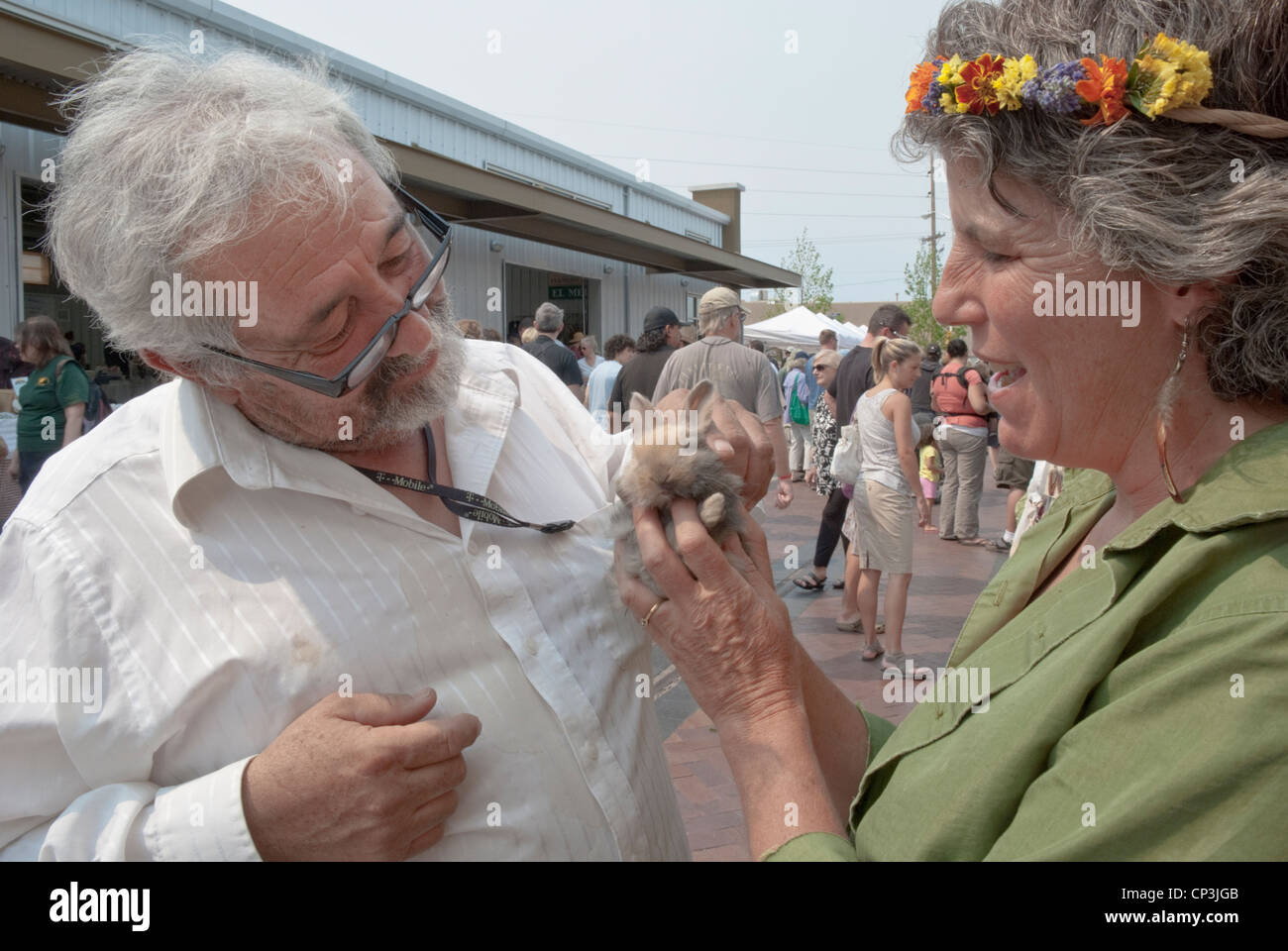 Una shopper adora un nuovo baby bunny presso il Mercato degli Agricoltori a Santa Fe. Foto Stock