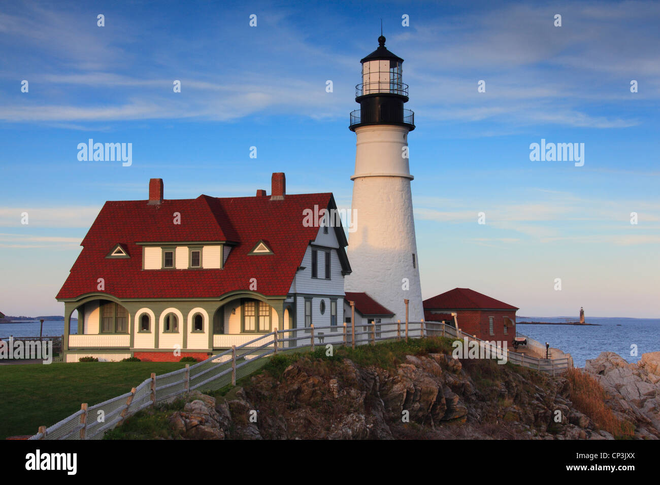 Foto di Portland Head Light e edifici museali, Cape Elizabeth, Maine, Stati Uniti d'America Foto Stock