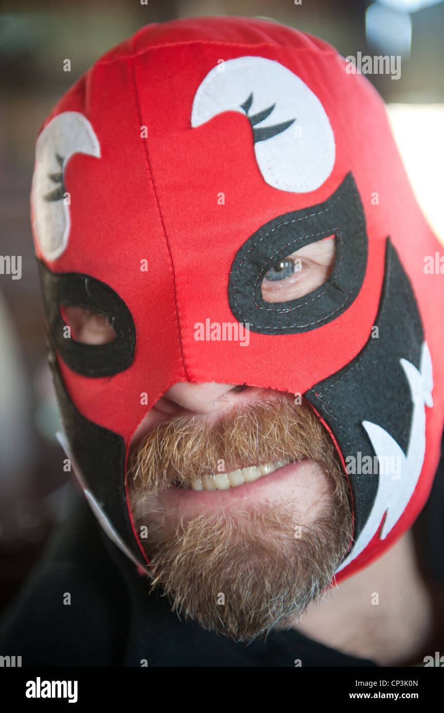 Uomo che indossa la maschera matador Foto Stock