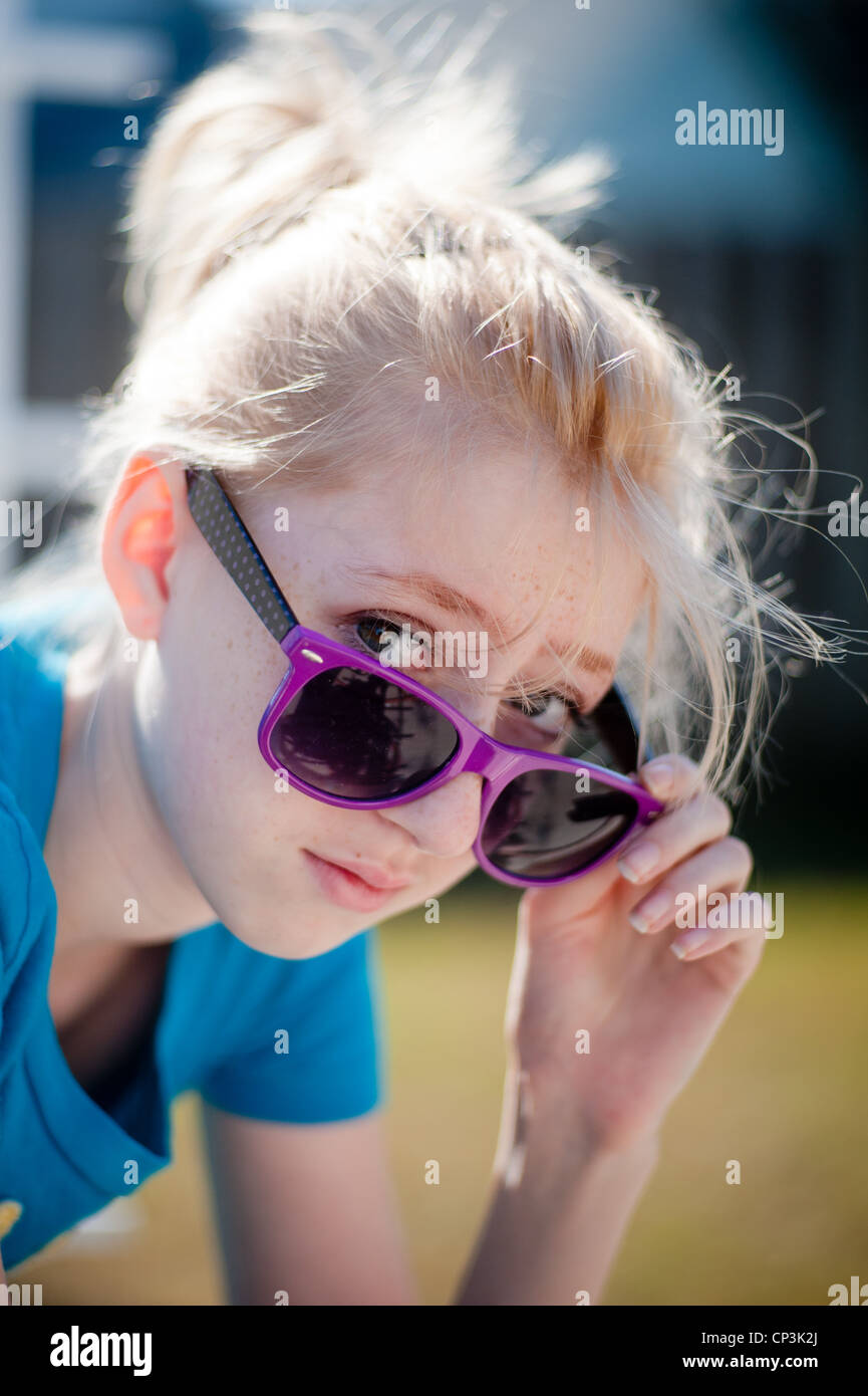 Modelli ragazza bionda bun e occhiali da sole rosa. Foto Stock